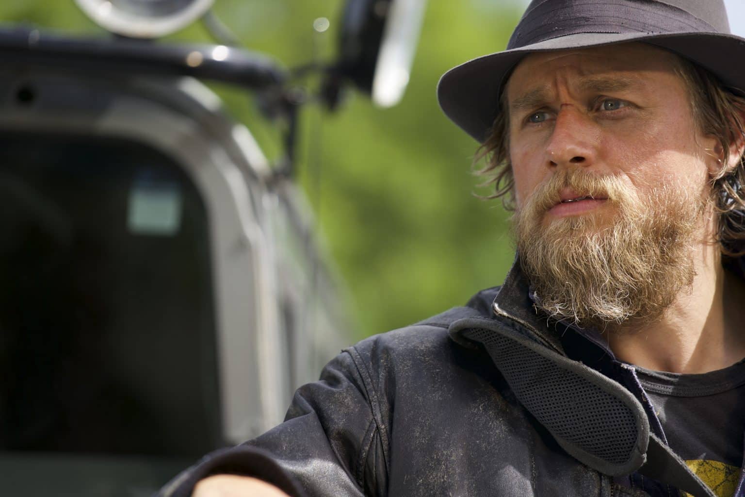 Charlie Hunnam To Play Serial Killer Ed Gein In New Ryan Murphy